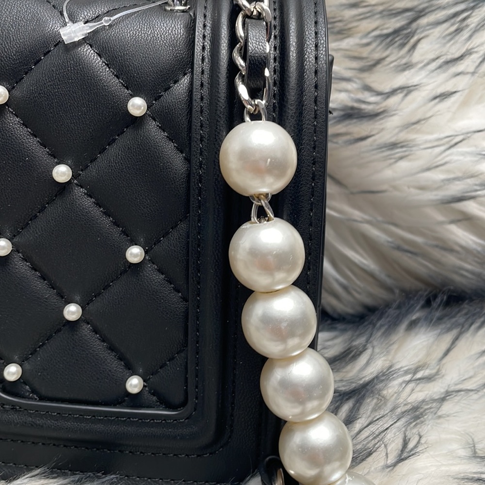 Badgley Mischka Black Letter Lock Crossbody with Bombe and Pearls. NWT - Picture 3 of 9